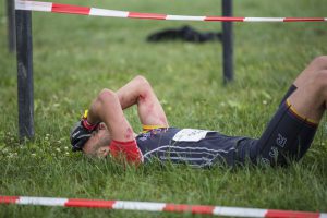 OCR-Sportler bei Europameisterschaft am Boden liegend
